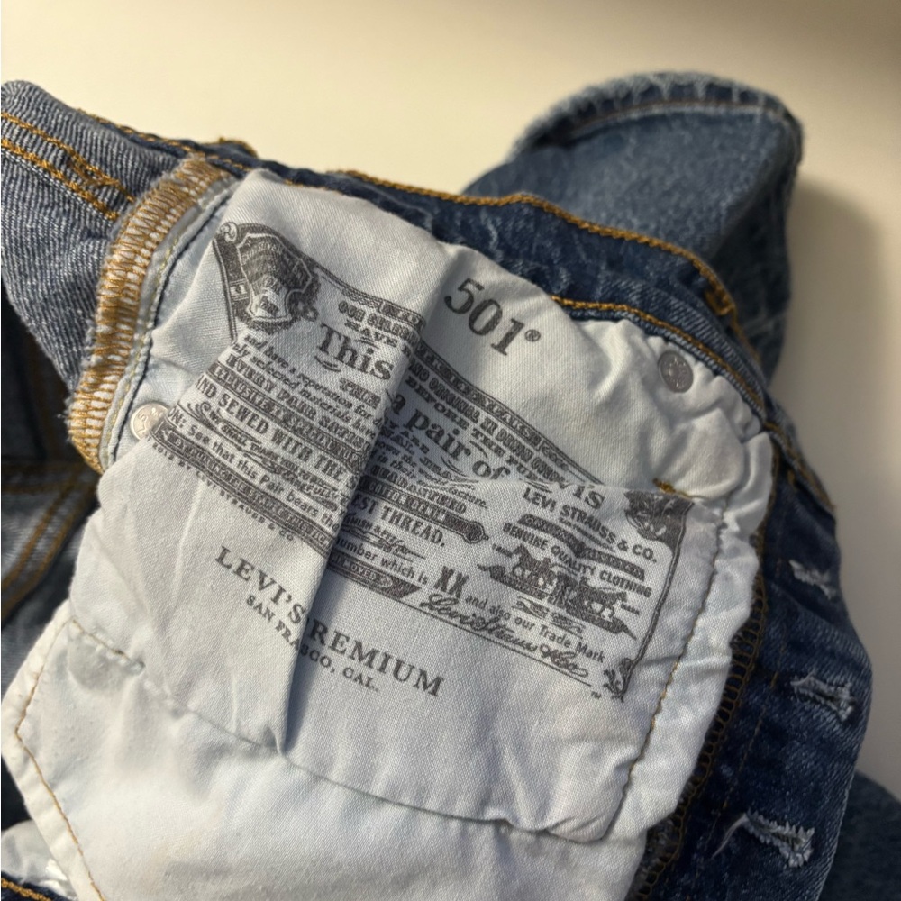 HIGH RISE MID-THIGH LEVI SHORTS - Picture 6 of 8